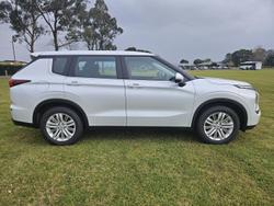 2024 Mitsubishi
Outlander ES