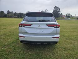 2024 Mitsubishi
Outlander ES