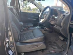 2024 Nissan
                Navara PRO-4X