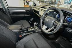 2020 Toyota
Hilux SR5