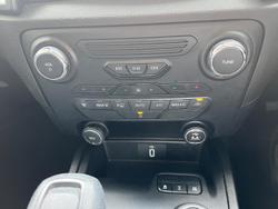 2022 Ford
Everest Ambiente