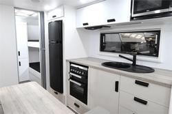 2025 VICTORY CARAVANS Trophy 21'6 bunk