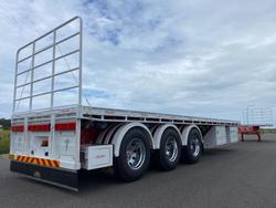 2024 Lusty Pumpa 45' Flat Top Extendable R/Train Lead Trailer