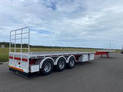 2024 Lusty Pumpa 45' Flat Top Extendable R/Train Lead Trailer