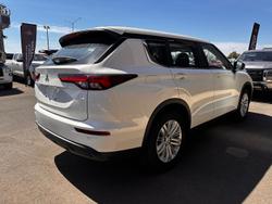 2024 Mitsubishi
Outlander ES