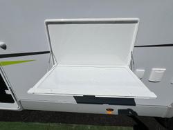 2025 Avan Ovation M6 Island Bed