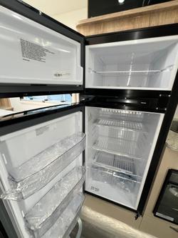 2025 Avan Ovation M6 Island Bed