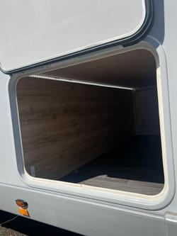 2025 Avan Ovation M6 Island Bed