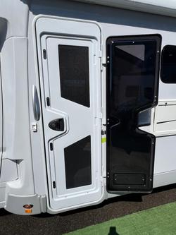 2025 Avan Ovation M6 Island Bed