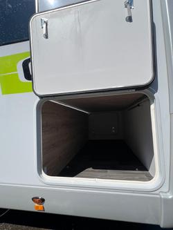 2025 Avan Ovation M6 Island Bed