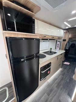 2025 Avan Ovation M6 Island Bed