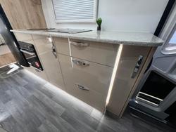 2025 Avan Ovation M6 Island Bed