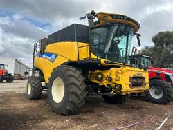 2016 New Holland
Cr7.90 Combine Harvester