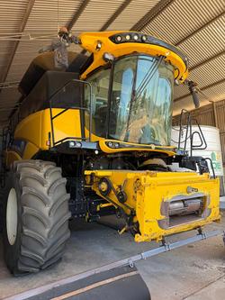 2016 New Holland
Cr7.90 Combine Harvester