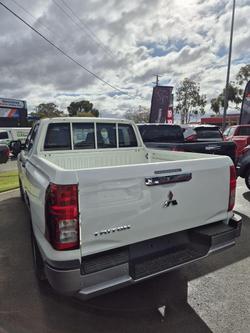 2024 Mitsubishi
Triton GLX