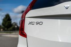 2022 Volvo
                XC90 B5 Momentum