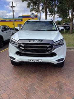 2023 Isuzu
MU-X LS-T