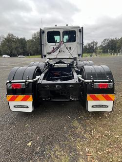 2023 Freightliner Cascadia 116 White