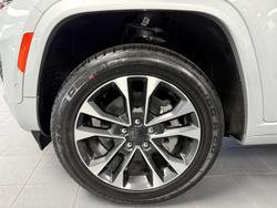 2023 Jeep
Grand Cherokee Overland