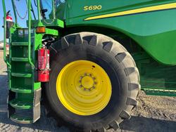 2015 John Deere S690 Green