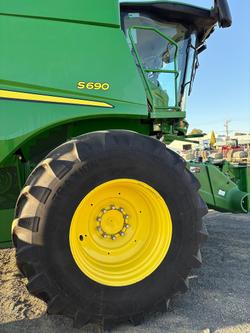 2015 John Deere S690 Green