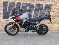 2025 TRIUMPH TIGER 900 RALLY PRO ROAD ASH GREY / INTENSE ORANGE
