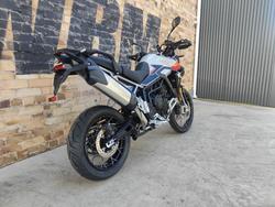 2025 TRIUMPH TIGER 900 RALLY PRO ROAD ASH GREY / INTENSE ORANGE