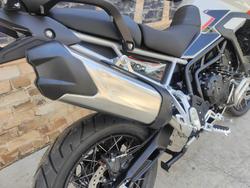 2025 TRIUMPH TIGER 900 RALLY PRO ROAD ASH GREY / INTENSE ORANGE