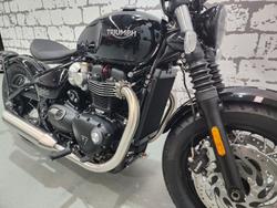 2025 Triumph Bonneville Bobber Bobber Black