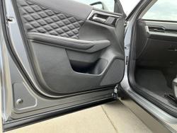 2022 Mitsubishi
Outlander PHEV Exceed