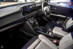 2025 Mahindra XUV700 AX7L Everest White