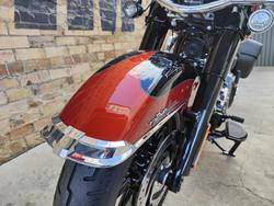 2025 HARLEY-DAVIDSON HERITAGE CLASSIC 117 (FLHC) ROAD WHISKEY FIRE/VIVID BLACK