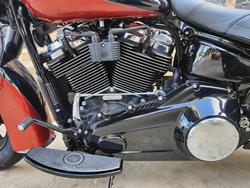 2025 HARLEY-DAVIDSON HERITAGE CLASSIC 117 (FLHC) ROAD WHISKEY FIRE/VIVID BLACK