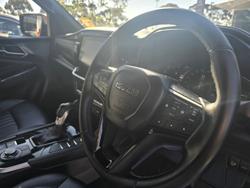 2025 Isuzu
MU-X LS-T