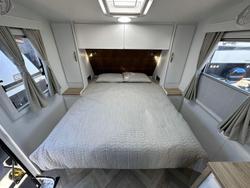 2025 Supreme 2110_C_K2e5b_T Territory 21'10 2 Bunk