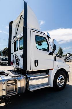 2024 Freightliner Cascadia 126 White