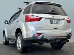 2015 Isuzu
MU-X LS-T