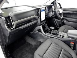 2025 Ford
Everest Ambiente