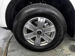 2025 Ford
Everest Ambiente