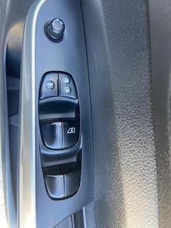 2015 Nissan
                Navara RX