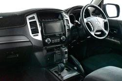 2017 Mitsubishi
Pajero GLX