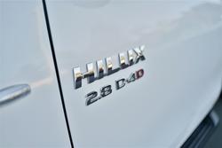 2015 TOYOTA
HILUX SR (4x4)