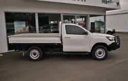 2015 TOYOTA
HILUX SR (4x4)