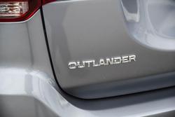 2020 Mitsubishi
Outlander ES
