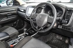 2020 Mitsubishi
Outlander ES