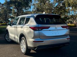 2023 Mitsubishi
Outlander ES