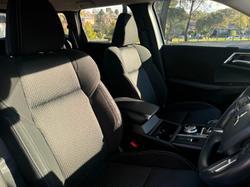2023 Mitsubishi
Outlander ES