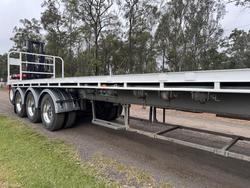 2002 Haulmark
                41Ft Tri-Axle Trailer With New M4 Moffett 