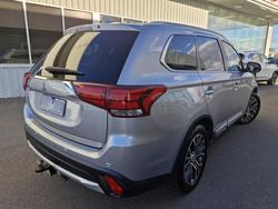 2017 Mitsubishi
                Outlander ES