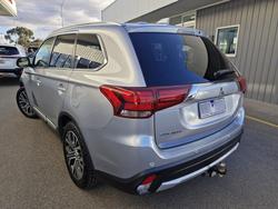2017 Mitsubishi
                Outlander ES